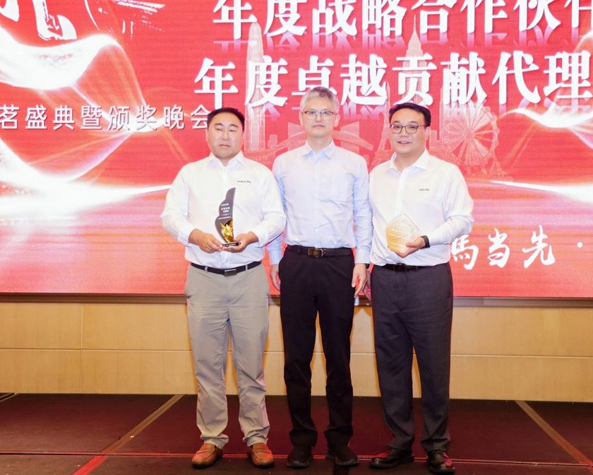 「年度战略合作伙伴」合影